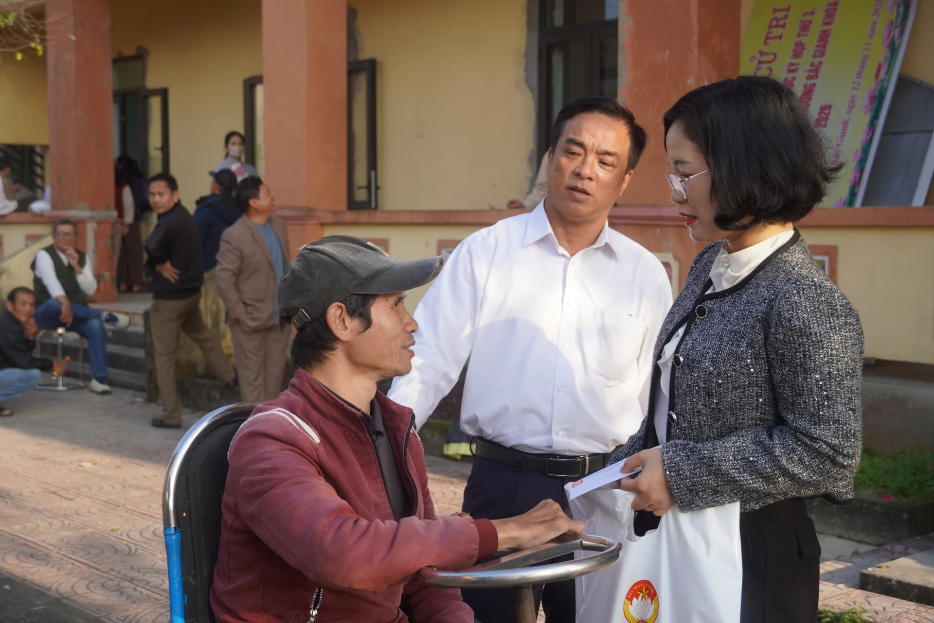 Lãnh đạo phường Bắc Gianh tặng quà và thăm hỏi bà con - Ảnh: N.M