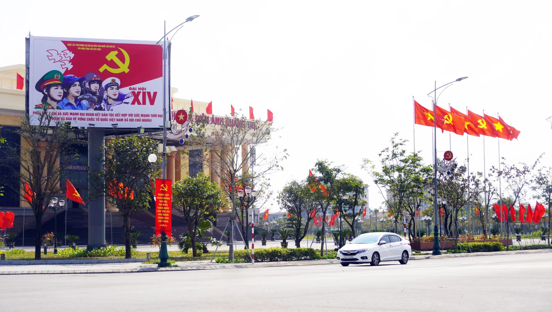 Phường Đồng Hới rực rỡ cờ hoa đón chào Đại hội XIV của Đảng - Ảnh: N.M