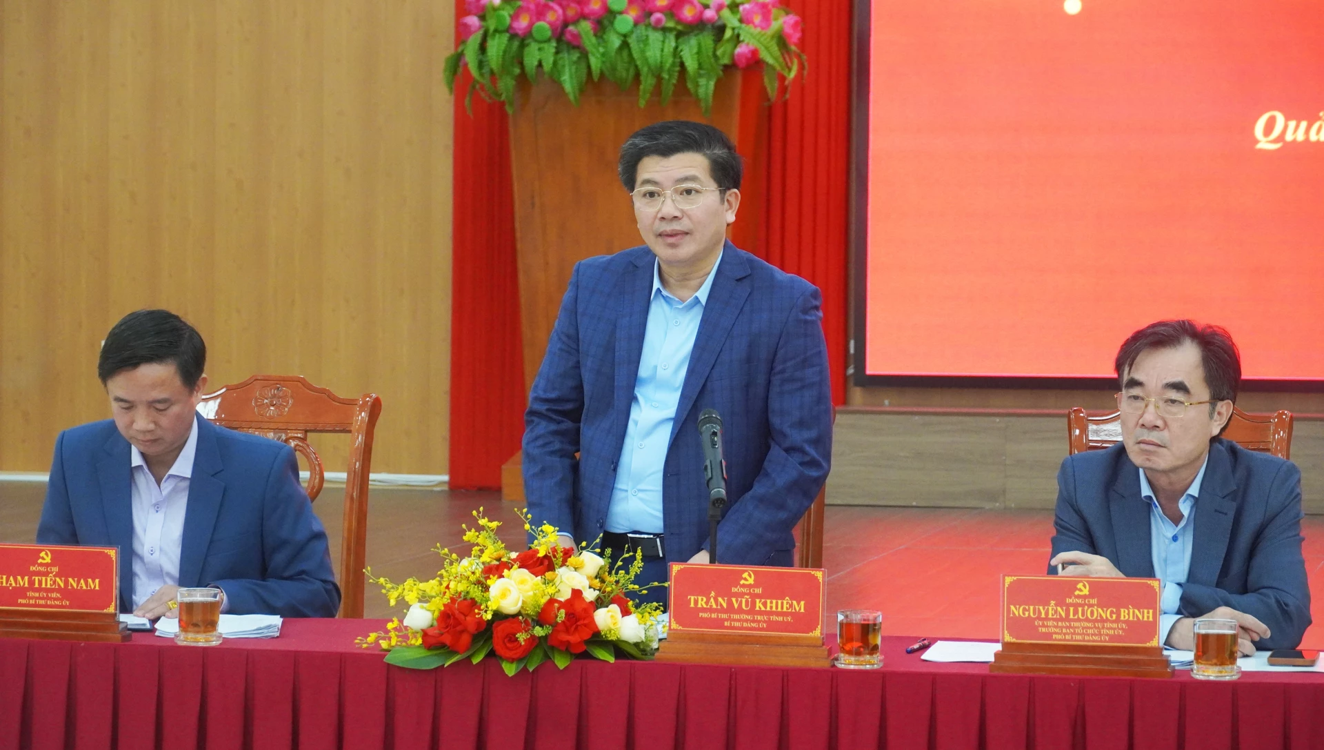 Đồng chí Trần Vũ Khiêm, Phó Bí thư Thường trực Tỉnh ủy, Bí thư Đảng ủy CCQ Đảng tỉnh và các đồng chí Phó Bí thư Đảng ủy CCQ Đảng tỉnh chủ trì hội nghị - Ảnh: N.M