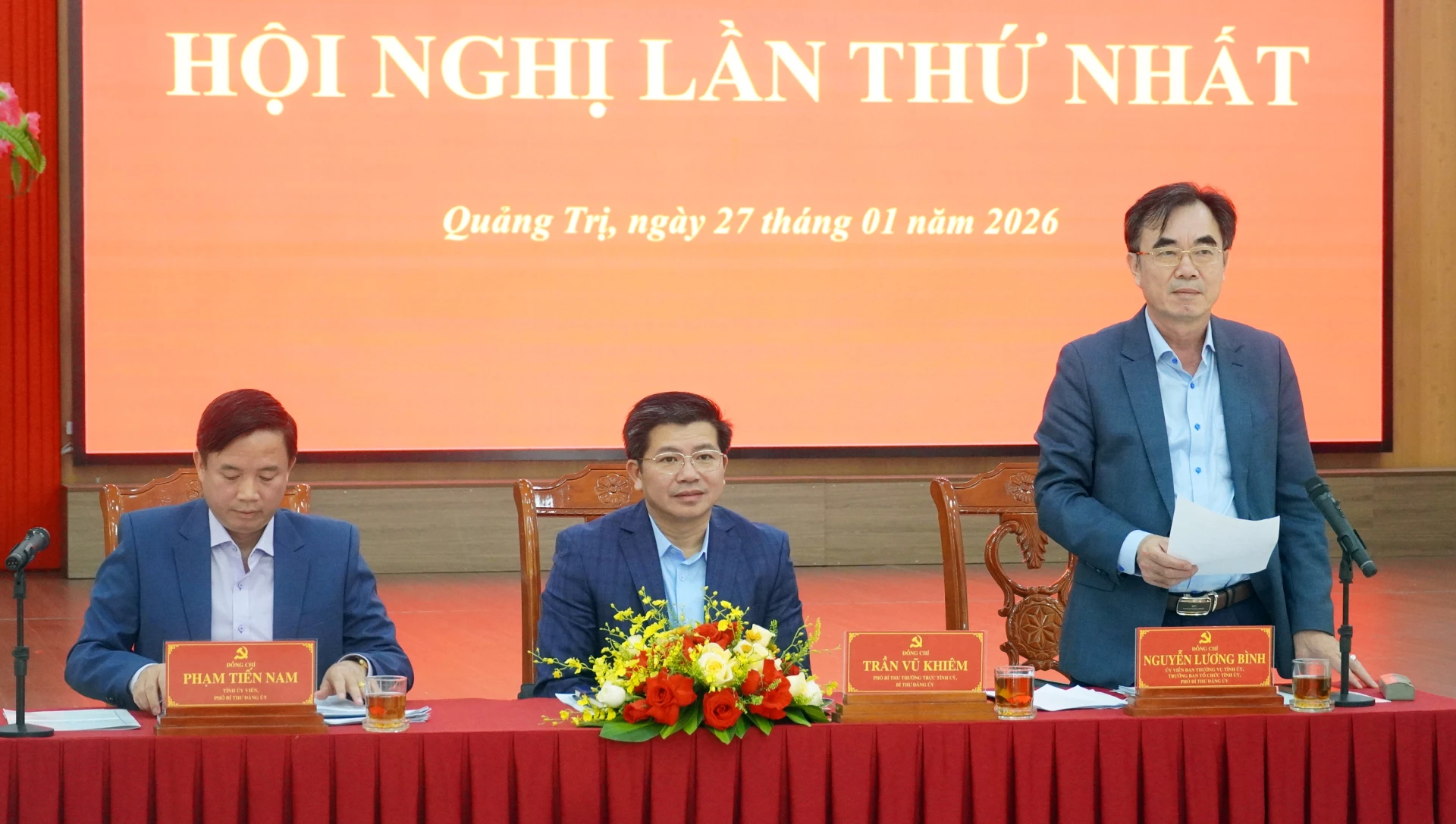 Đồng chí Nguyễn Lương Bình, Ủy viên Ban Thường vụ, Trưởng Ban Tổ chức Tỉnh ủy, Phó Bí thư Thường trực Đảng ủy CCQ Đảng tỉnh điều hành thảo luận - Ảnh: N.M