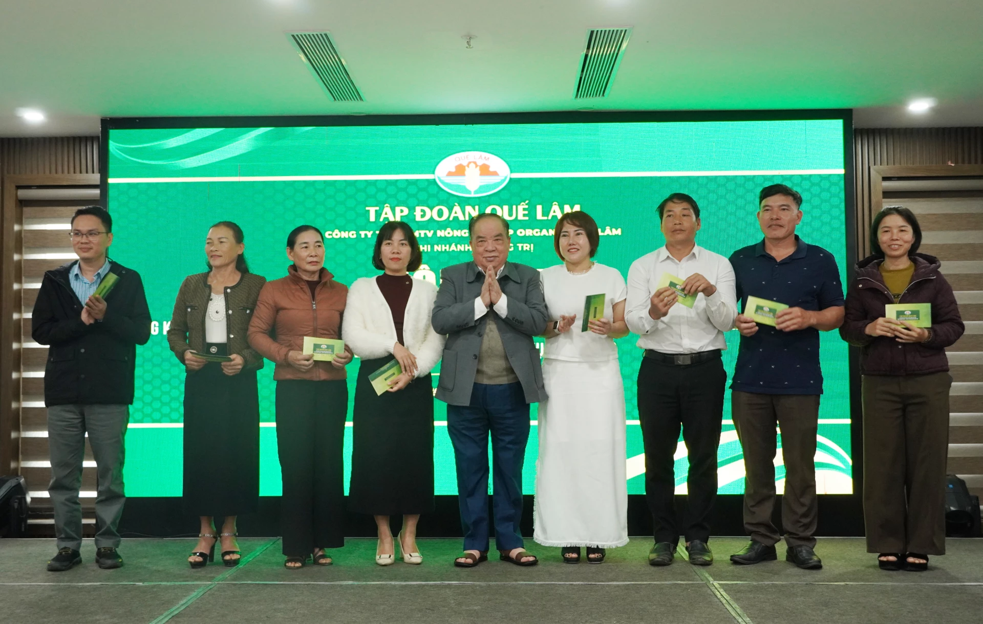 Ông Nguyễn Hồng Lam, Chủ tịch HĐQT Tập Đoàn Quế Lâm trao thưởng các hộ trong chuỗi liên kết có thành tích trong hoạt động sản xuất, kinh doanh - Ảnh: H.L.