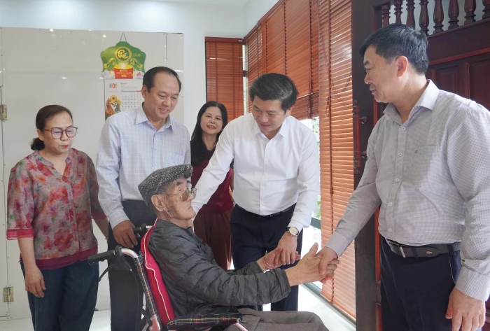 Đồng chí Phó Bí thư Thường trực Tỉnh ủy thăm, chúc Tết các đồng chí nguyên lãnh đạo tỉnh