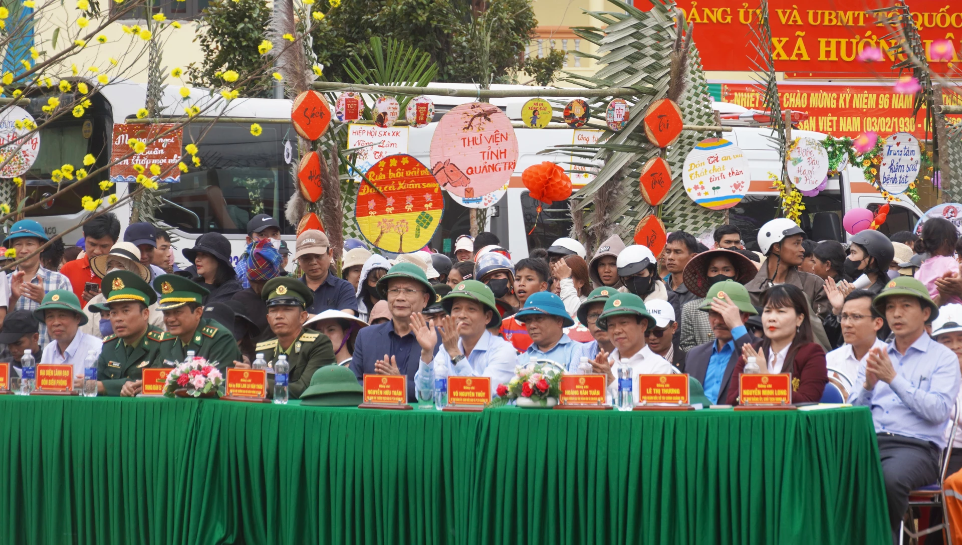 Đại biểu tham dự “Phiên chợ 0 đồng” - Ảnh: N.M