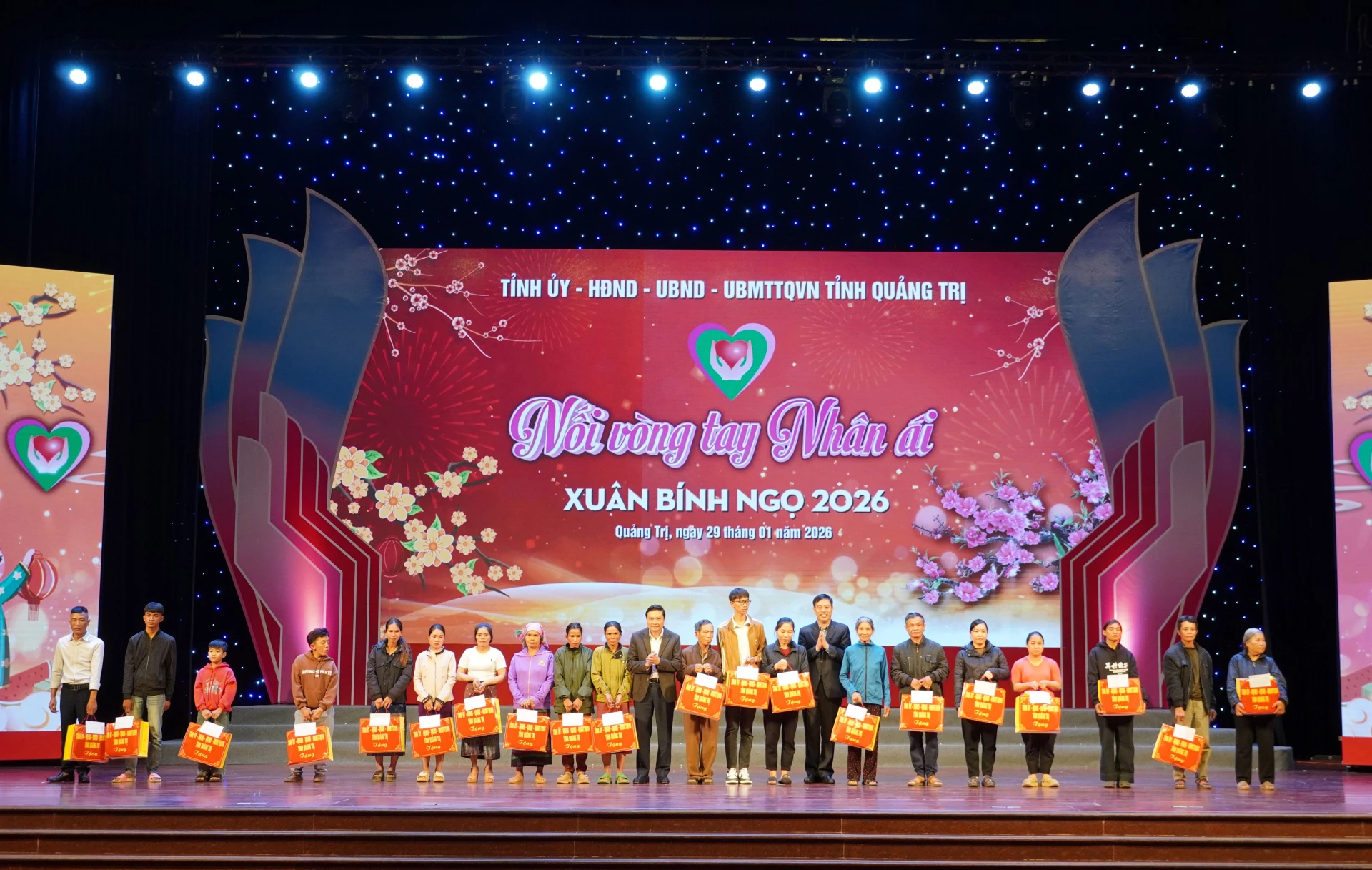 Đồng chí Chủ tịch HĐND tỉnh  Nguyễn Đăng Quang và đồng chí Chủ tịch UBND tỉnh Lê Hồng Vinh trao tặng các phần quà cho các hộ nghèo - Ảnh: X.P