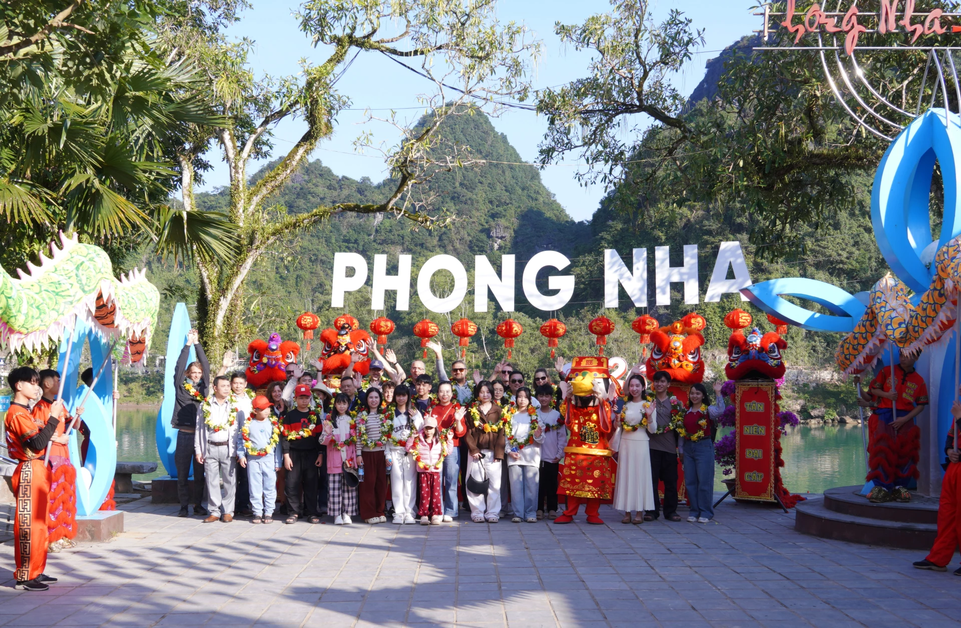 Những vị khách đầu tiên tham quan Di sản thiên nhiên thế giới VQG Phong Nha-Kẻ Bàng - Ảnh: N.H