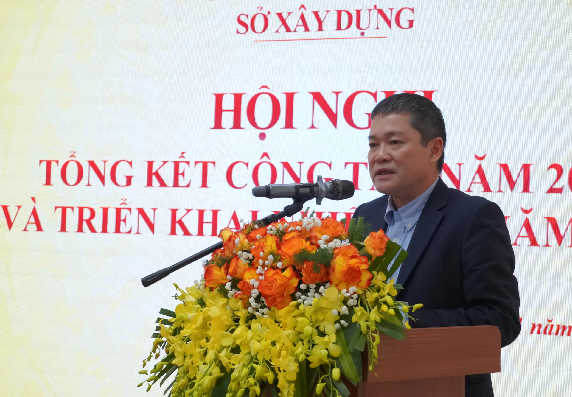 Đồng chí Phó Chủ tịch UBND tỉnh Phan Phong Phú phát biểu tại hội nghị - Ảnh: N.H