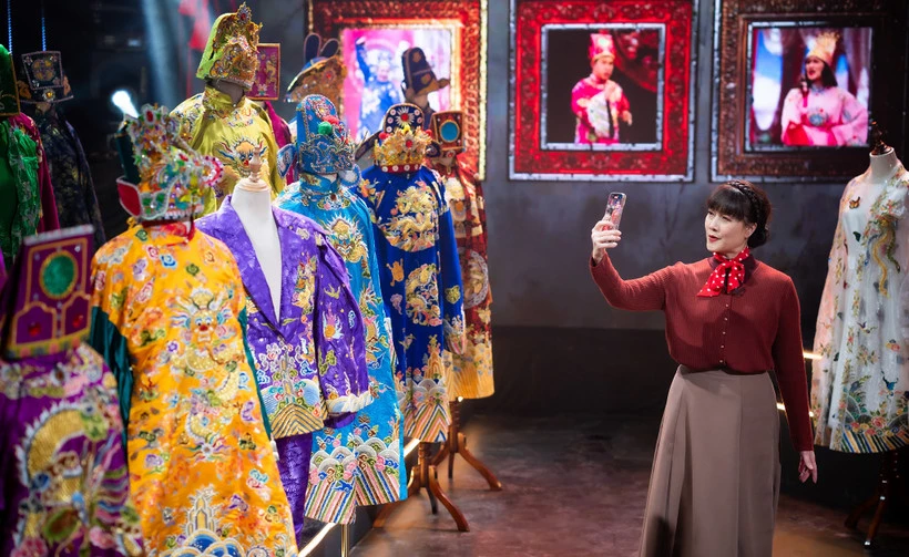 Nghệ sỹ Vân Dung trong Bảo tàng Táo quân. (Ảnh: VTV)