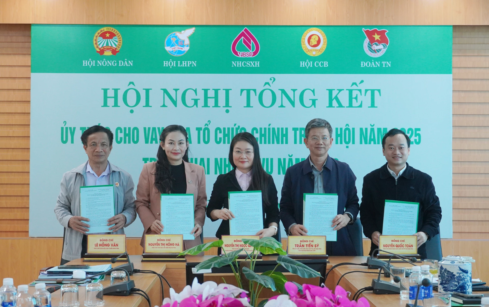 Các đại biểu tham dự hội nghị - Ảnh: X.PNHCSXH tỉnh và các tổ chức nhận ủy thác cho vay ký giao ước thi đua năm 2026 - Ảnh: X.P