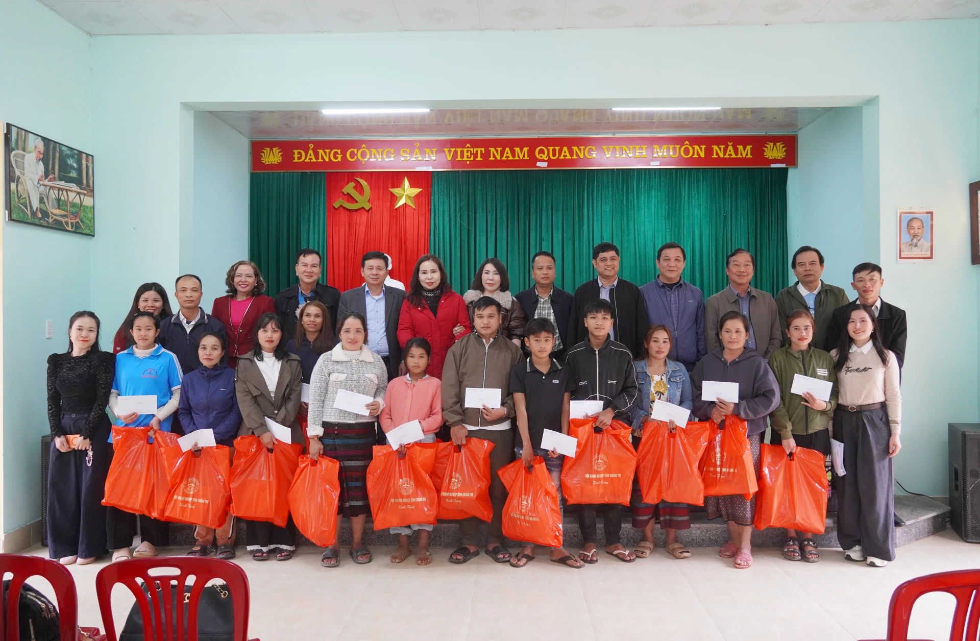 Hội Doanh nghiệp tỉnh trao 62 suất quà Tết cho bà con bản Đá Chát, xã Trường Sơn - Ảnh: X.P