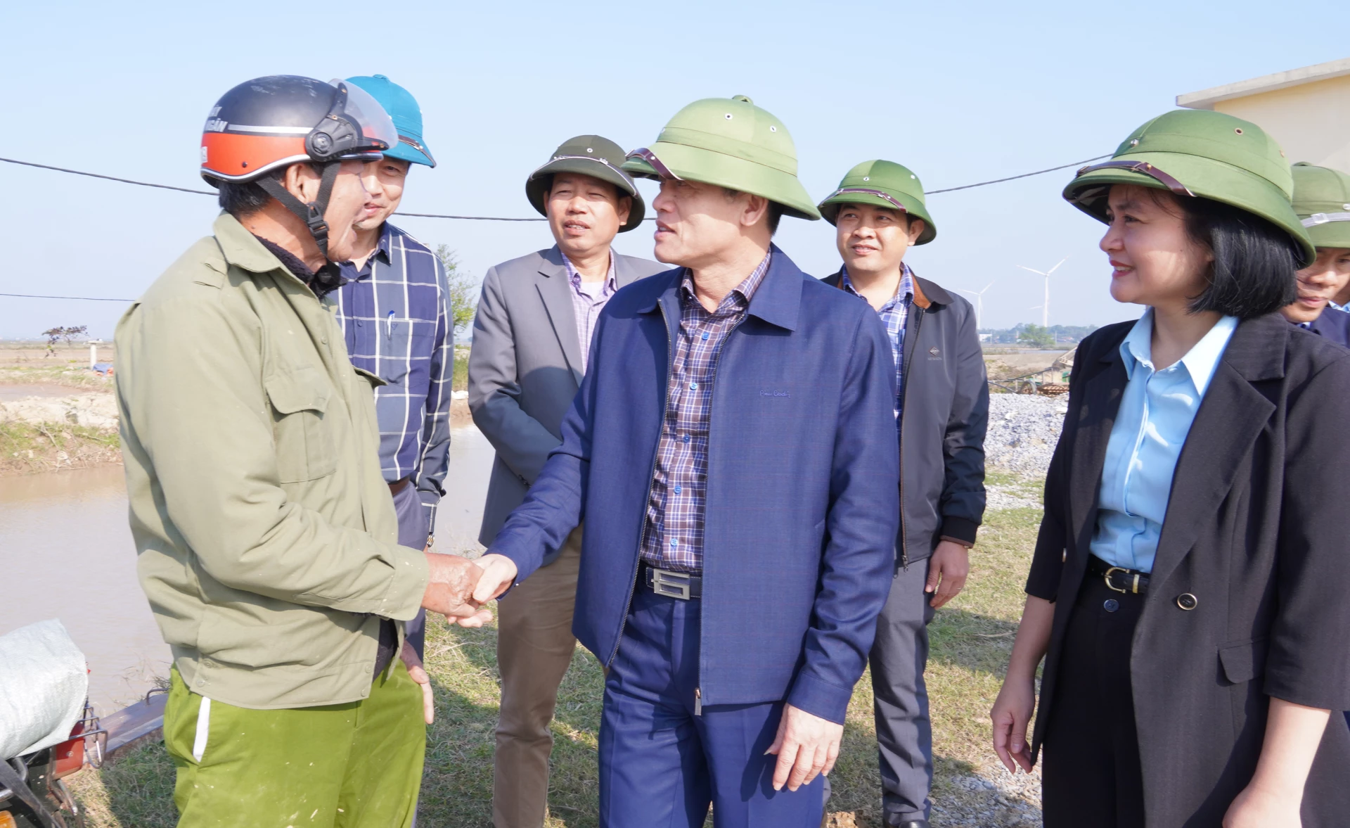 Đồng chí Phó Chủ tịch UBND tỉnh Lê Văn Bảo thăm hỏi tình hình gieo cấy lúa vụ Đông-Xuân của bà con nông dân tại xã Ninh Châu - Ảnh: N.H