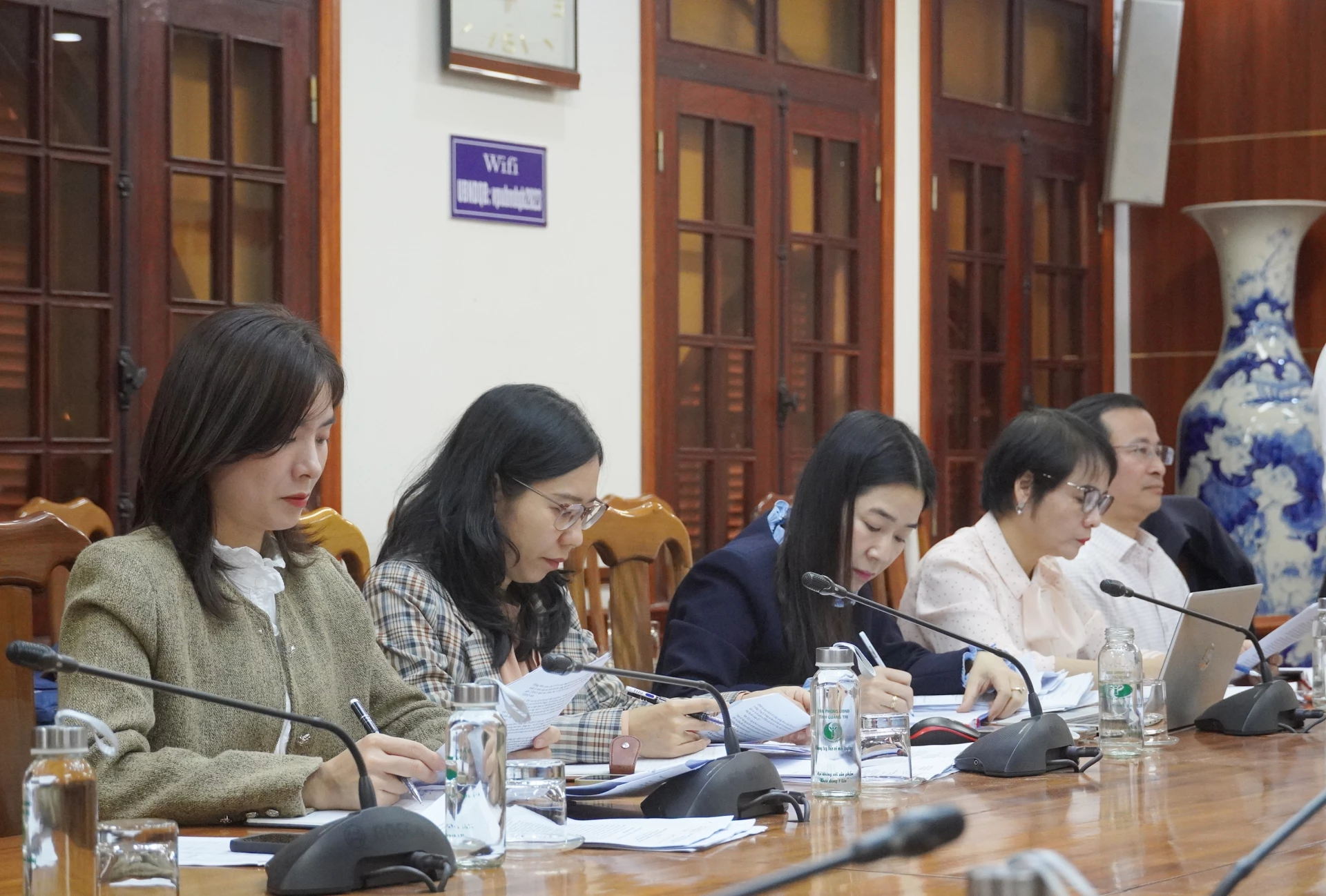 Các đại biểu phát biểu tại phiên họp - Ảnh: X.P