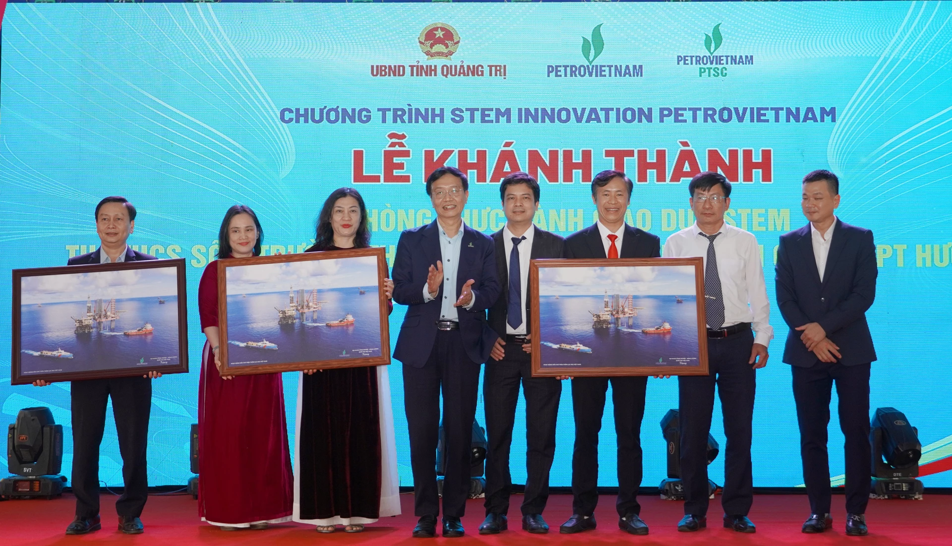 Tập đoàn Công nghiệp-Năng lượng Quốc gia Việt Nam và Tổng Công ty Cổ phần Dịch vụ Kỹ thuật Dầu khí Việt Nam tặng quà cho các trường học - Ảnh: N.H




