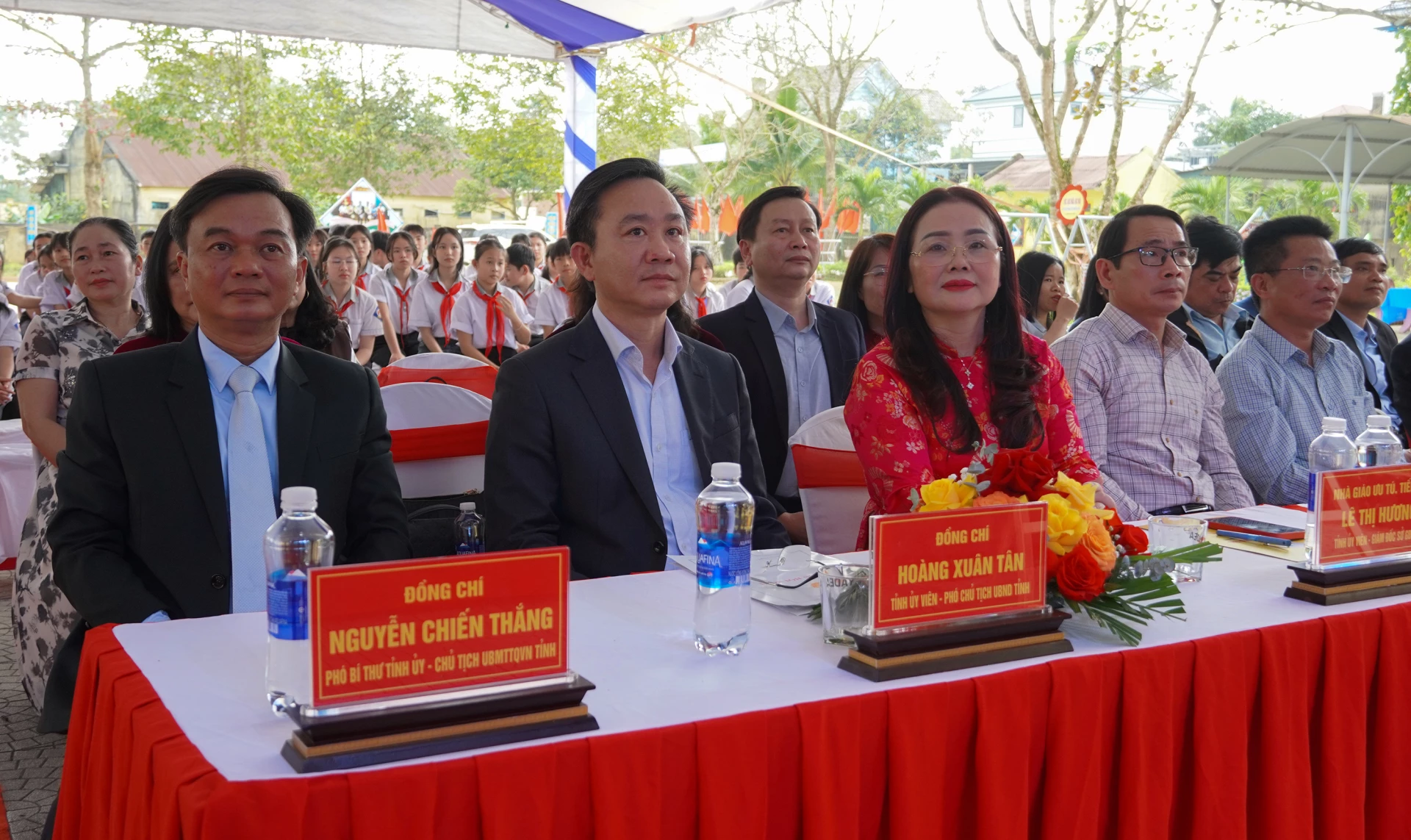 Các đại biểu tham dự buổi lễ - Ảnh: N.H