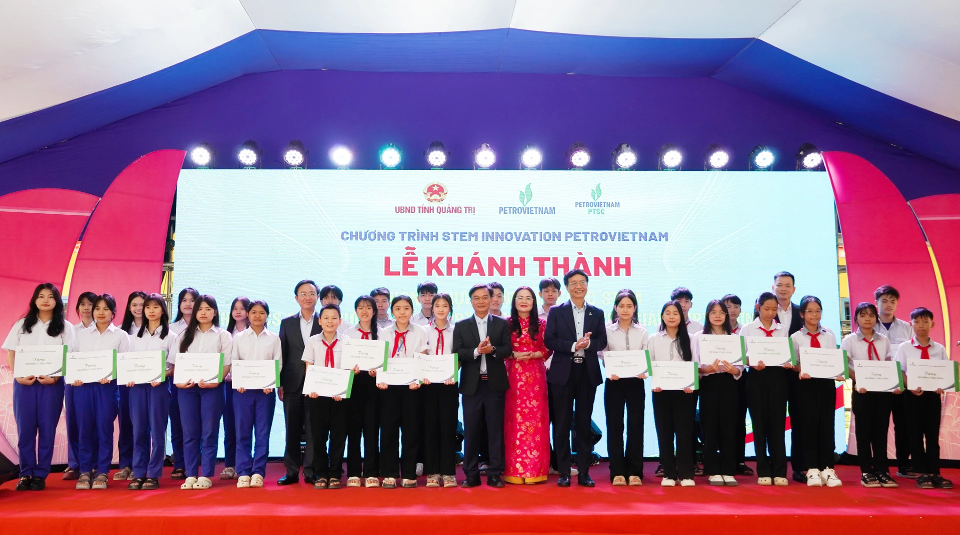 Các đồng chí lãnh đạo tỉnh và Tập đoàn Petrovietnam trao tặng 30 suất học bổng cho học sinh tại các trường học trên địa bàn. Ảnh: N.H