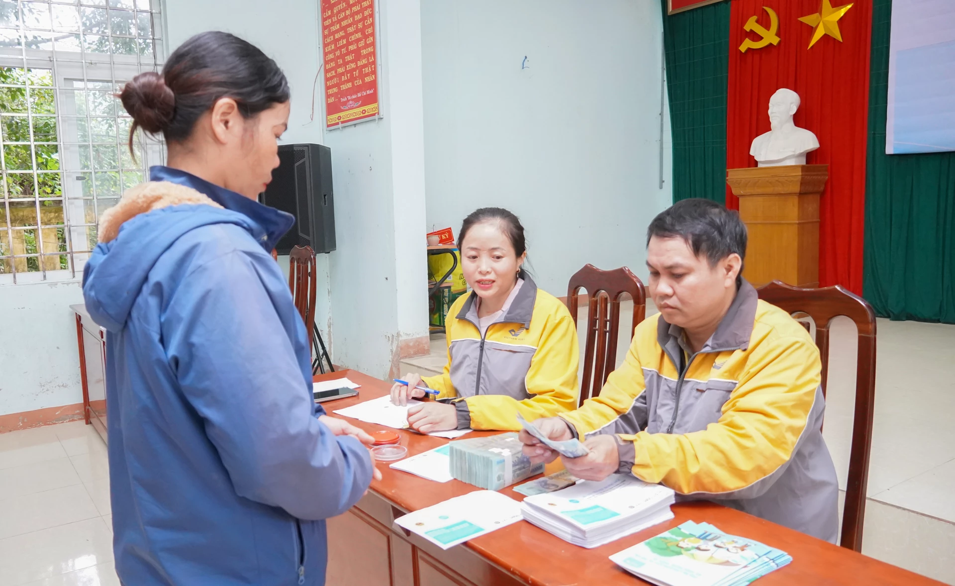 Hộ gia đình bị ảnh hưởng bởi thiên tai tại xã Kim Ngân nhận tiền hỗ trợ - Ảnh