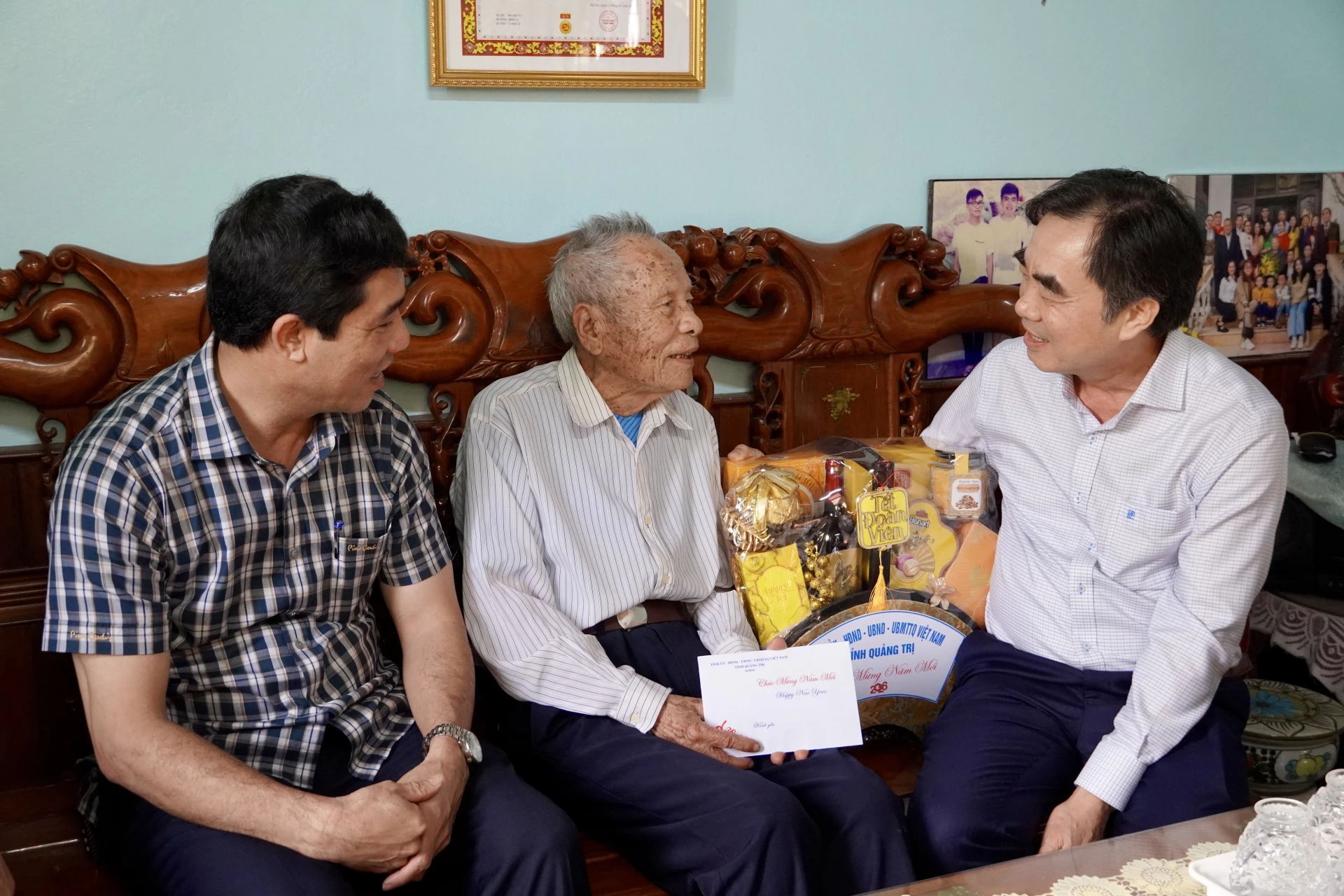 Đồng chí Trưởng Ban Tổ chức Tỉnh uỷ Nguyễn Lương Bình và các thành viên trong đoàn thăm hỏi, chúc tết đồng chí Hồ Xuân Đạt, đảng viên 80 năm tuổi Đảng - Ảnh: H.N