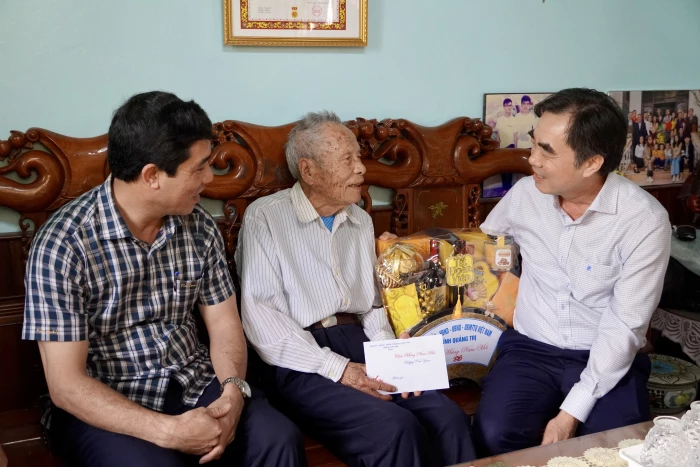 Đồng chí Trưởng ban Tổ chức Tỉnh ủy thăm, chúc Tết các gia đình chính sách