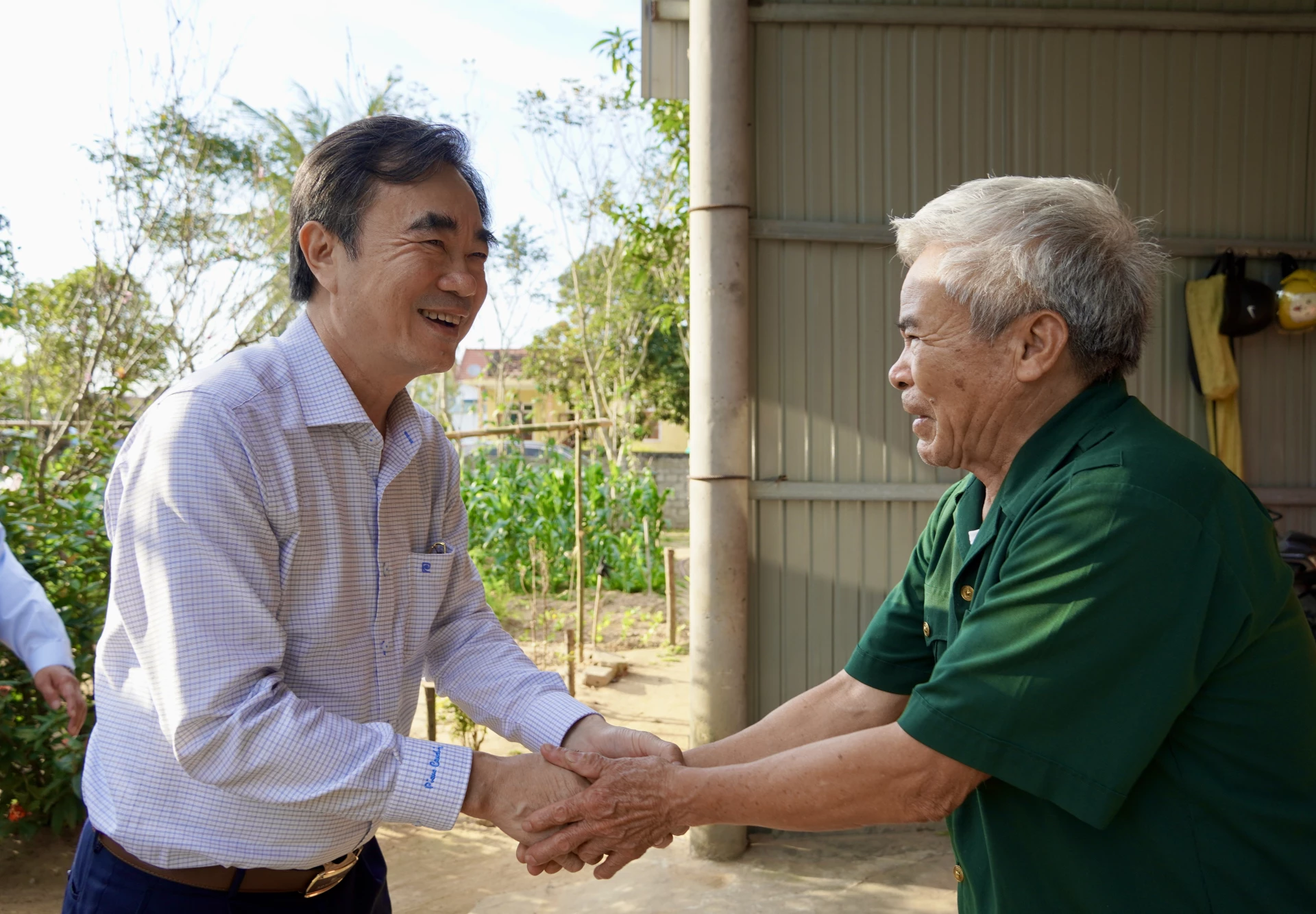 Đồng chí Trưởng Ban Tổ chức Tỉnh uỷ đến thăm ông Nguyễn Hữu Thuật, thương binh, con đẻ liệt sĩ, xã Hoàn Lão - Ảnh: H.N