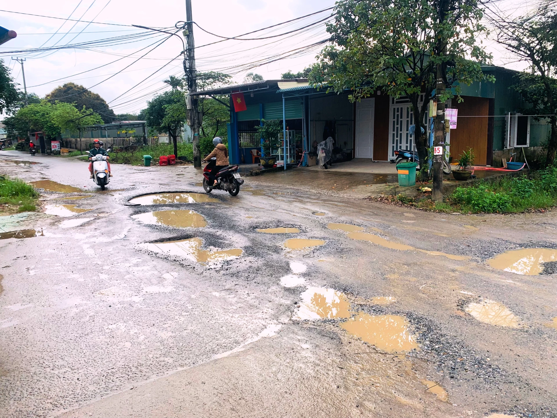 Mặt đường Phạm Hồng Thái, phường Nam Đông Hà xuất hiện dày đặc “ổ trâu”, “ổ gà” gây nguy hiểm cho người đi đường - Ảnh: ĐV