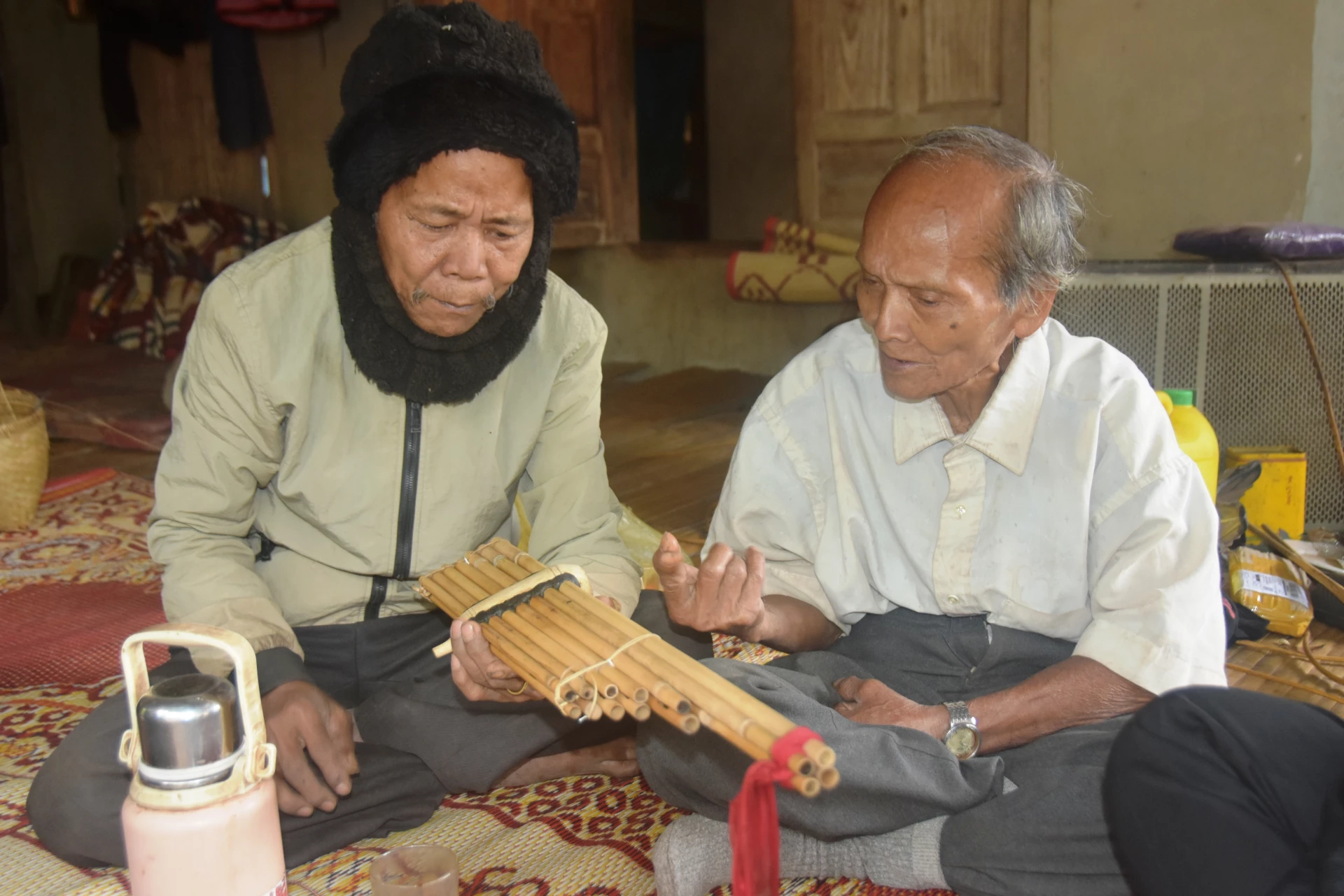 Ông Hồ Văn Chôn (bên phải) và ông Hồ Văn Ngãi, thôn Kỳ Tăng, xã Lìa – những nghệ nhân khèn bè được xem là cuối cùng ở vùng Lìa - Ảnh: Đ.V