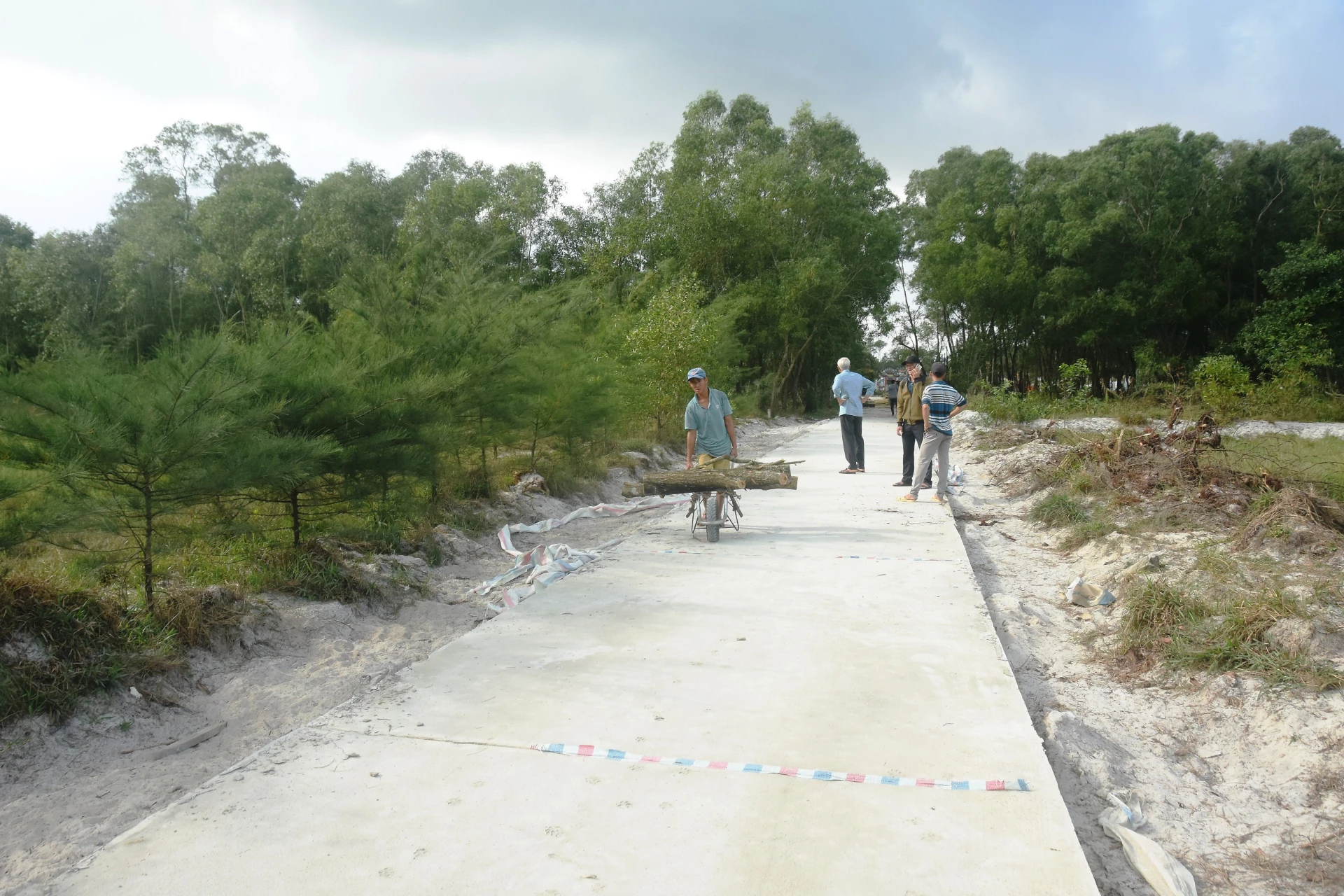 Con đường bê tông được xây dựng khang trang từ sự vận động của anh Hoàng Thọ Mân và ban điều hành xóm Trong, thôn 8, xã Nam Cửa Việt - Ảnh: Đ.V