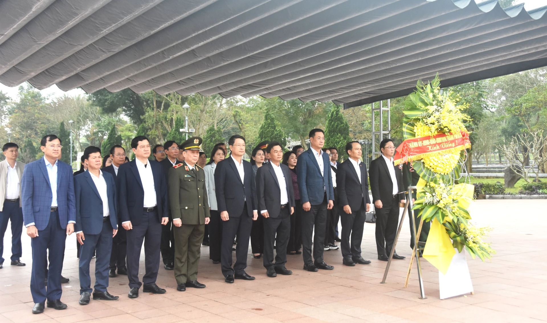 Đoàn công tác TP Đà Nẵng đặt vòng hoa viếng các Anh hùng liệt sĩ tại Thành Cổ Quảng Trị - Ảnh: ĐV