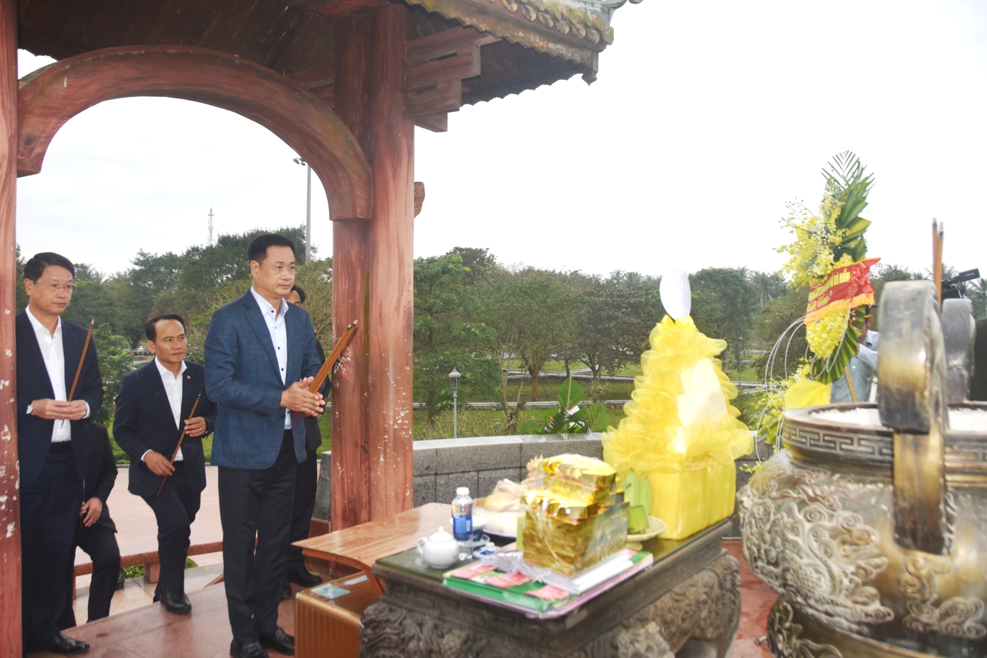 Đồng chí Lê Ngọc Quang, Bí thư Thành ủy Đà Nẵng và đoàn công tác dâng hương tại Thành Cổ Quảng Trị - Ảnh: ĐV