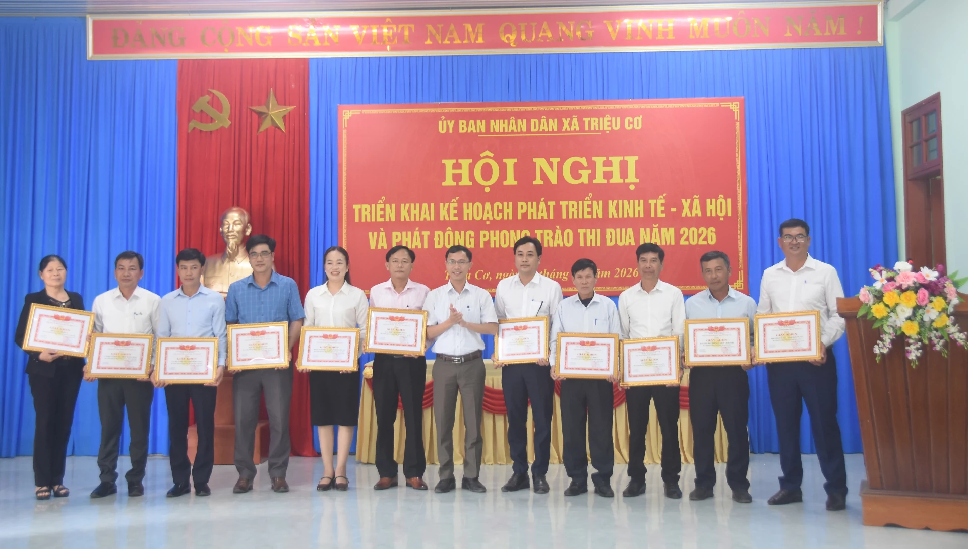 Khen thưởng các tập thể, cá nhân - Ảnh: ĐV