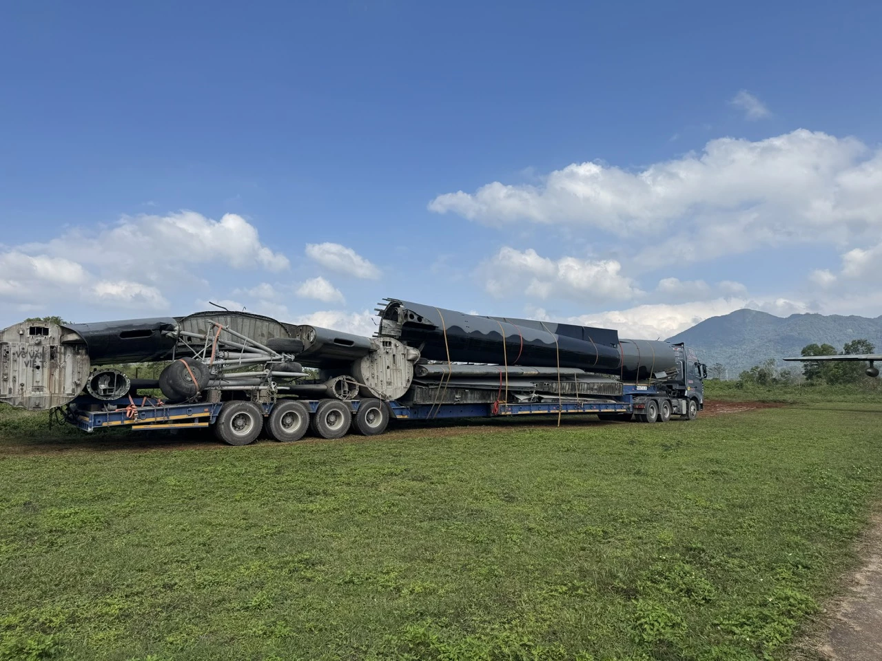 Hiện vật máy bay vận tải C-119 vừa được đưa về Di tích quốc gia sân bay Tà Cơn - Ảnh: ĐV