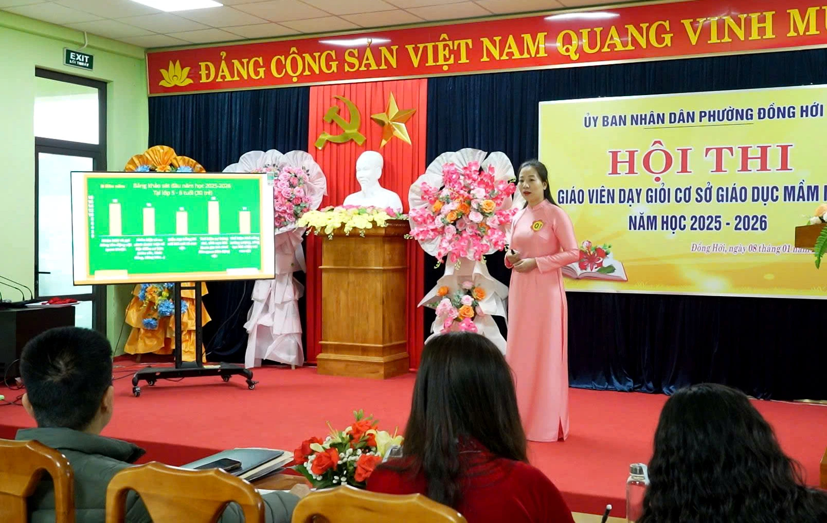 Giáo viên dự thi trình bày biện pháp nâng cao chất lượng chăm sóc, giáo dục trẻ. Ảnh: H.Tr.