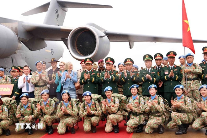 Các lãnh đạo Quân ủy Trung ương, Bộ Quốc phòng tiễn các chiến sĩ lực lượng gìn giữ hòa bình Liên hợp quốc của Việt Nam. (Ảnh: Xuân Khu/TTXVN)