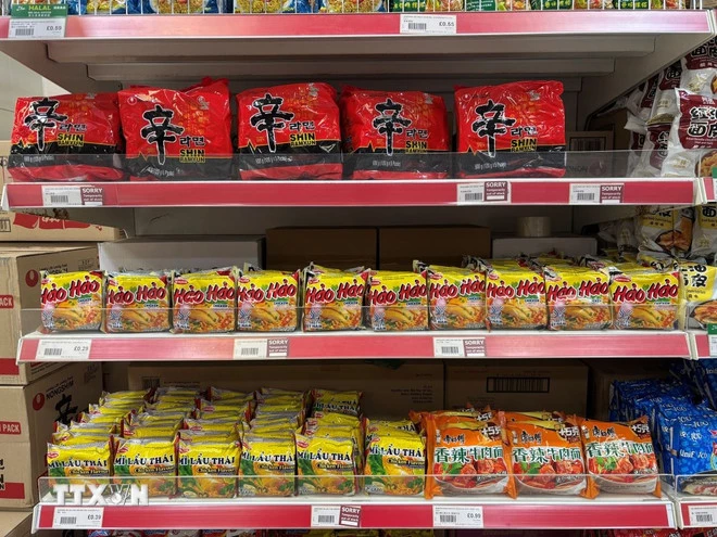 Các sản phẩm mì tôm được bày bán trong siêu thị Loon Fung ở London. (Ảnh Hữu Tiến/TTXVN)