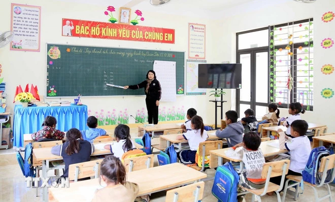 Lớp học tại điểm trường K Ai (xã Dân Hóa, Quảng Trị) hôm nào cũng có học sinh nghỉ. (Ảnh: Tá Chuyên/TTXVN)