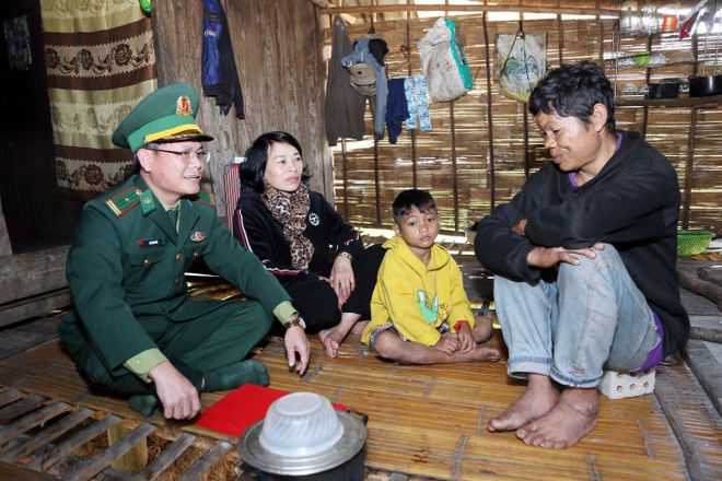 Cán bộ Đồn Biên phòng Cửa khẩu quốc tế Cha Lo và giáo viên điểm trường K Ai (xã Dân Hóa) thường xuyên đến tận nhà vận động gia đình em Hồ Kay cho con đến trường. (Ảnh: Tá Chuyên/TTXVN)