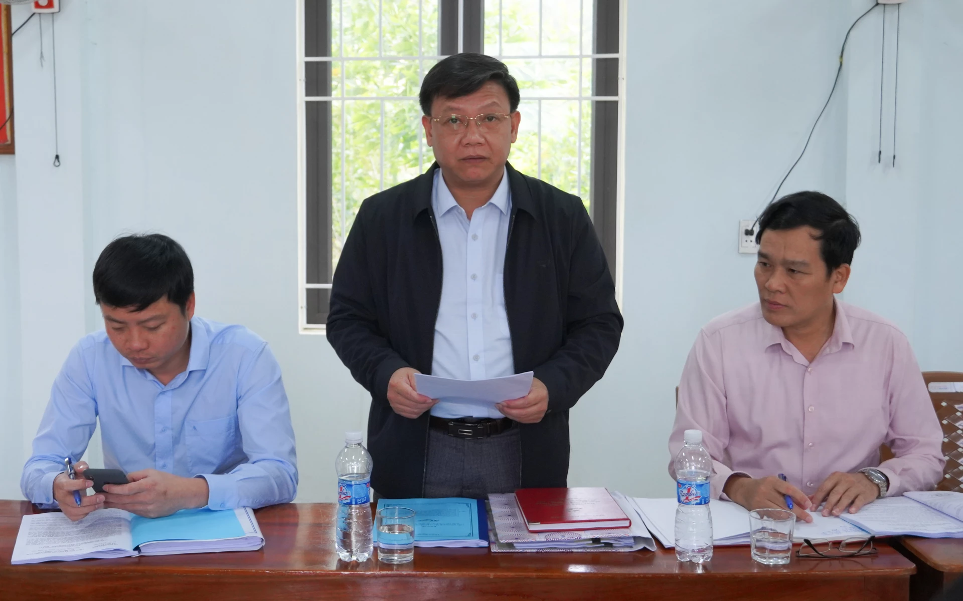 Đại diện lãnh đạo UBND xã Hoà Trạch báo cáo công tác bầu cử đại biểu Quốc hội khóa XVI và đại biểu HĐND các cấp nhiệm kỳ 2026 – 2031 với đoàn giám sát - Ảnh: N.H