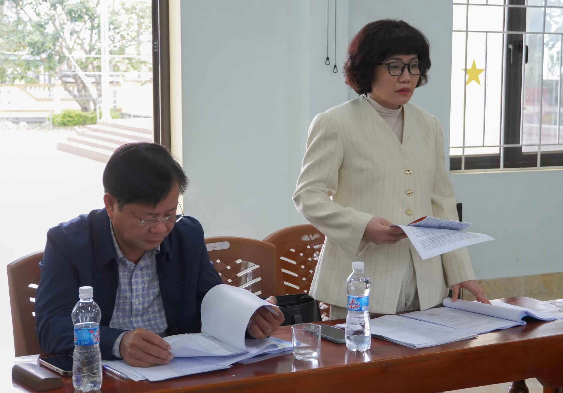 
Thành viên đoàn giám sát trao đổi một số nội dung tại buổi giám sát- Ảnh: N.H
