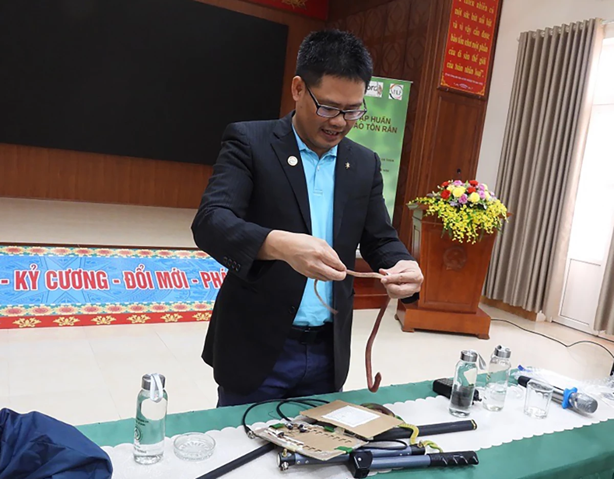 Giảng viên hướng dẫn kỹ thuật gắn thiết bị sóng vô tuyến - Ảnh: N.H