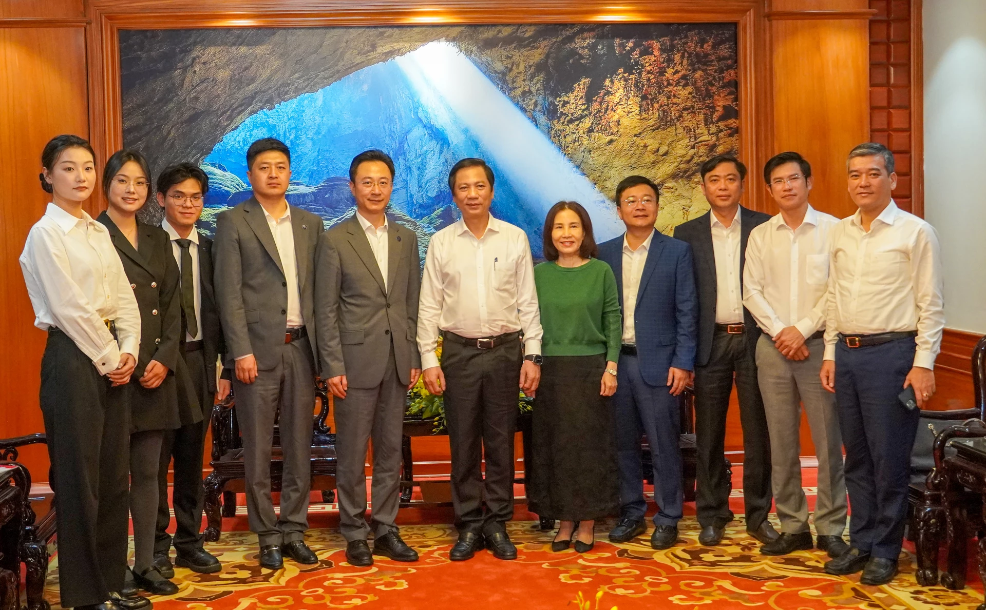 Các đại biểu chụp hình lưu niệm - Ảnh: N.H