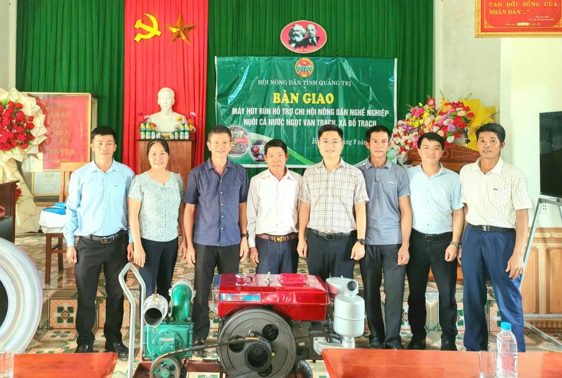 Lãnh đạo Hội Nông dân tỉnh hỗ trợ thiết bị sản xuất cho Chi hội Nông dân nghề nghiệp mới thành lập - Ảnh: P.P