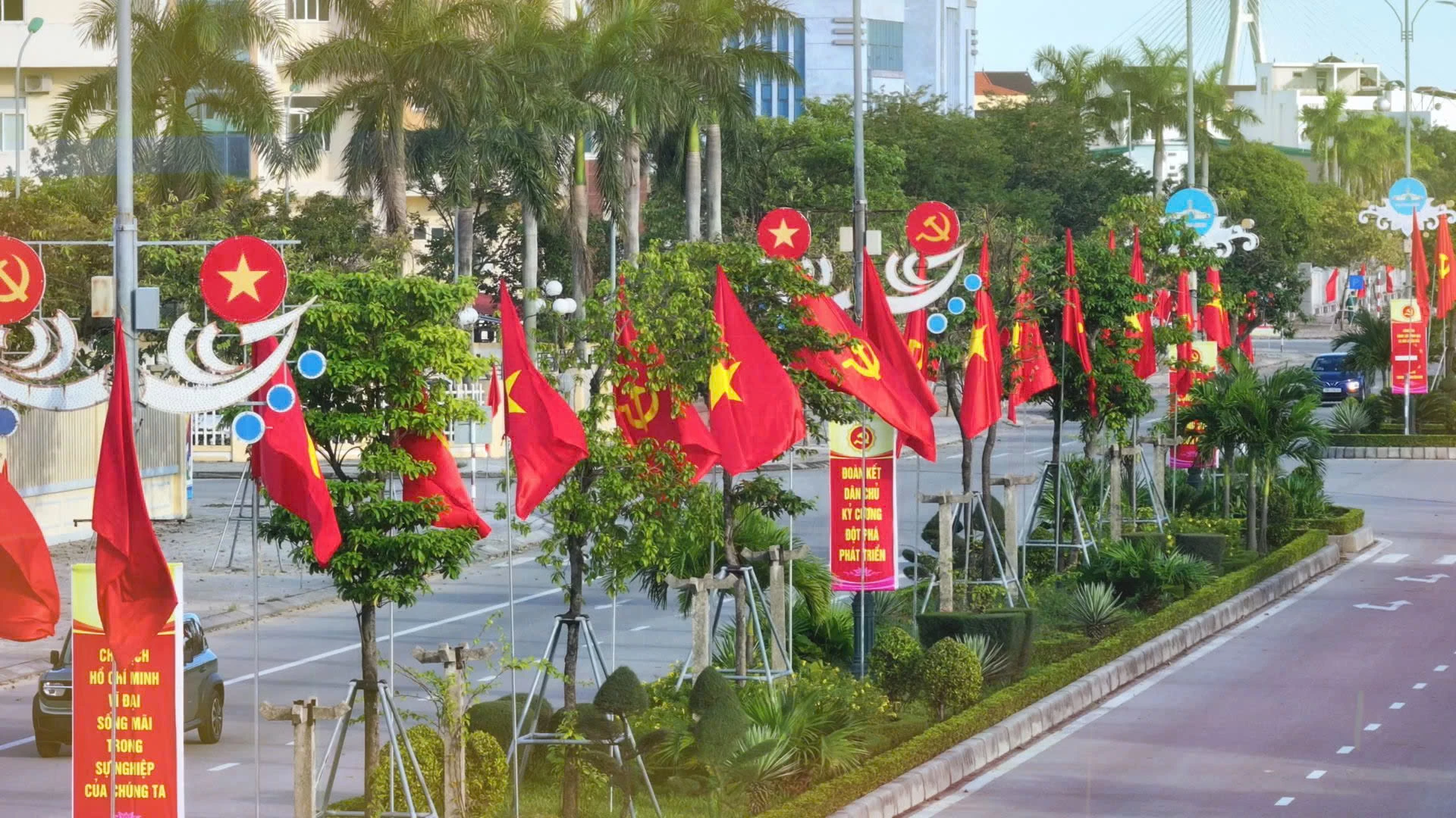 Dọc các tuyến đường chính trên địa bàn trung tâm phường Đồng Hới được bố trí băng rôn, khẩu hiệu chào mừng Đại hội XIV của Đảng- Ảnh: H.TR