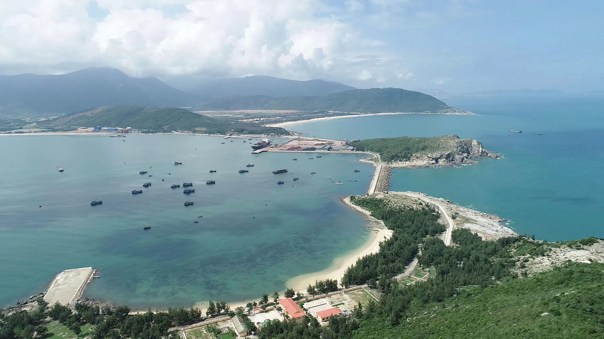 Khi Kinh tế Hòn La với các dự án năng lượng đang góp phần đưa Quảng Trị trở thành trung tâm năng lượng của miền Trung và cả nước - Ảnh: N.M