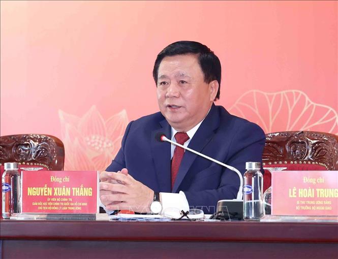 Đồng chí Nguyễn Xuân Thắng, Uỷ viên Bộ Chính trị, Giám đốc Học viện Chính trị quốc gia Hồ Chí Minh, Chủ tịch Hội đồng Lý luận Trung ương trả lời câu hỏi của phóng viên. Ảnh: Phương Hoa - Minh Quyết/TTXVN