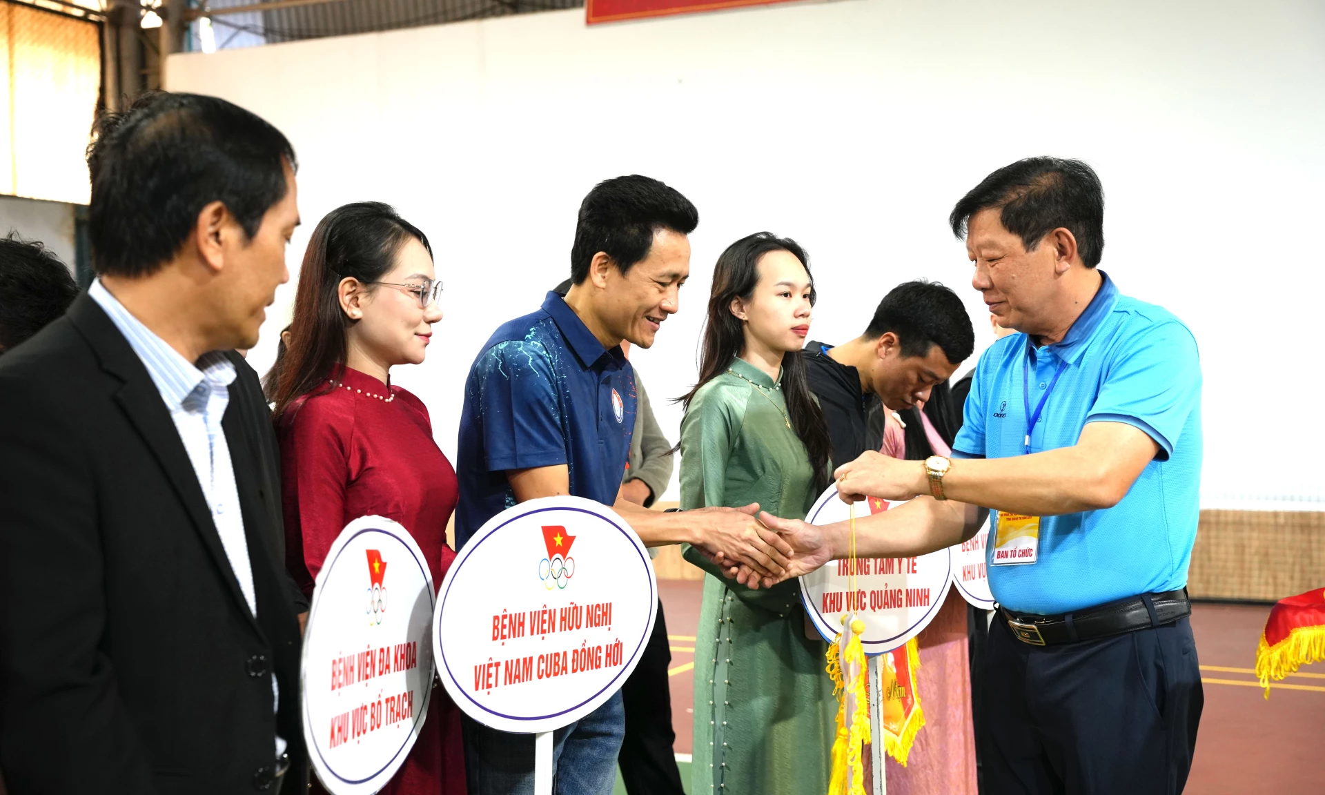 Ban tổ chức trao cờ luân lưu cho các đội tham gia hội thao.