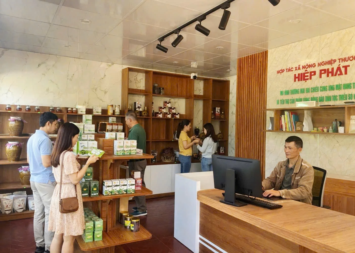 Cửa hàng tiện ích tại xã biên giới góp phần bảo đảm cung ứng hàng hóa chất lượng cho người dân - Ảnh: K.S