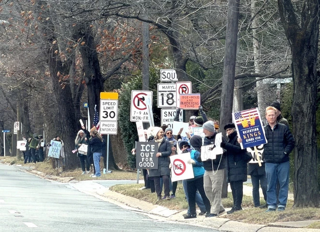 Người dân biểu tình phản đối ICE trên một tuyến phố của tiểu bang Maryland ngày 11/1/2026. (Ảnh: Ngọc Quang/TTXVN)