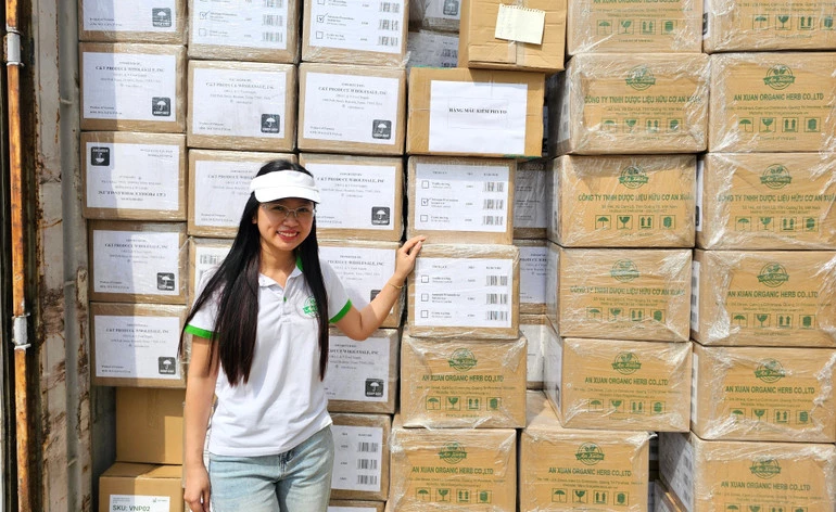 Giám đốc Công ty TNHH Dược liệu hữu cơ An Xuân Trần Lê Quỳnh Diễm bên lô hàng dược liệu xuất khẩu sang thị trường Mỹ ngày đầu năm mới.