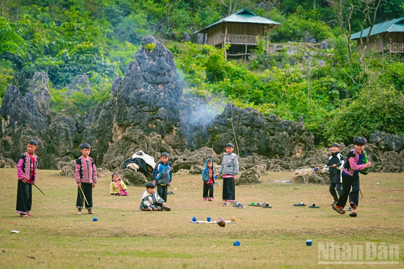 Trẻ em ở Hang Táu, xã Mộc Châu, tỉnh Sơn La. (Ảnh BẢO LONG)