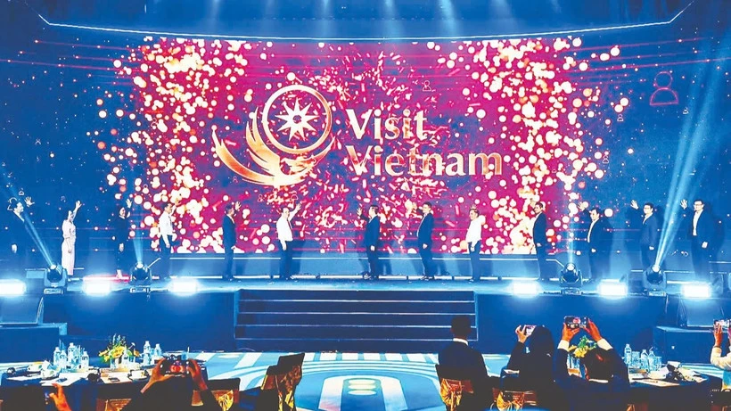 Thực hiện nghi thức ra mắt nền tảng dữ liệu du lịch quốc gia Visit Vietnam. (Ảnh: HOÀNG HÀ)