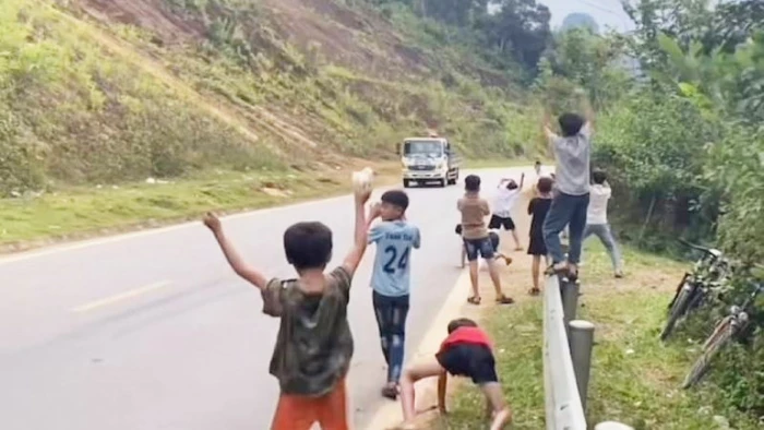 Quảng Trị: Trẻ em đứng bên đường vẫy tay ô-tô qua lại tiềm ẩn nguy cơ tai nạn giao thông