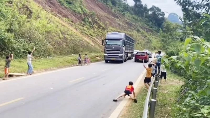 Trên một số tuyến đường ở tỉnh Quảng Trị xuất hiện tình trạng trẻ em đứng sát lề đường hoặc 2 bên đường để vẫy tay, tiềm ẩn nguy cơ tai nạn giao thông.